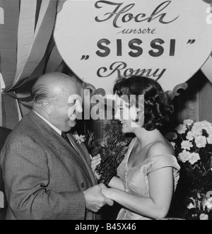 Schneider, Romy, 23.9.1938 - 29.5.1982, actrice allemande, demi-longueur, avec le réalisateur Ernst Marischka, au restaurant, 'Weinschenke zum Dritten Mann', par Anton 'Toni' Karas, Vienne, vers 1955, Banque D'Images