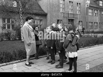 L'éducation, l'école, l'enseignant et les élèves devant la 3ème école de grammaire, Berlin Köpenick, 1965, Banque D'Images