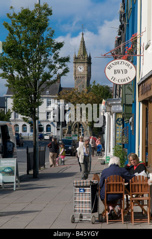 Des gens assis à des tables à l'extérieur de la carrière des vegetarian cafe Machynlleth Powys Pays de Galles UK Banque D'Images