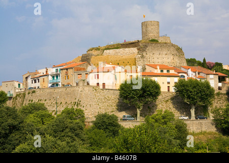Les ruines de l'ancien château de Laroque des Albères tower au-dessus de la ville de Laroque des Albères / Sud de France Banque D'Images