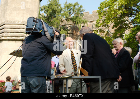 Paul Atterbury pendant le tournage de la BBC TV Le programme Roadshow Antiquités avec les membres de l'audience publique au Wells Somerset Banque D'Images