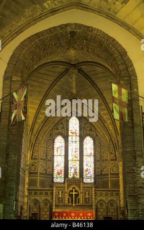 Dans l'église St Mary Castro de l'intérieur du château de Douvres Angleterre Kent UK vitrail autel d'ogive Banque D'Images