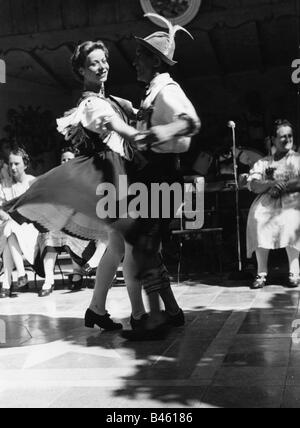 Danse, danse folklorique, couple dansant en costume traditionnel bavarois, Berchtesgaden, Post Hotel, 1947, Banque D'Images