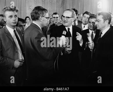 Géographie / voyages, Allemagne, politique, élections, élection fédérale 1969, Herbert Wehner (SPD) avec la presse, Bonn, 28.9.1969, interview, journalistes, Peter Merseburger, foule, République fédérale d'Allemagne, XXe siècle, historique, peuple, années 1960, Banque D'Images