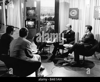 Géographie / voyages, Allemagne, politique, élections, élection fédérale 1969, Rainer Barzel (CDU), Wolfgang Mischnick (FDP) et Helmut Schmidt (SPD) dans le studio de télévision, Bonn, 28.9.1969, presse, journalistes, télévision, politiciens, République fédérale d'Allemagne, XXe siècle, historique, peuple, années 1960, Banque D'Images