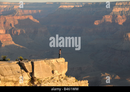 Une famille accueille des visiteurs le soleil du matin près de Yavapai Point, Grand Canyon. Banque D'Images