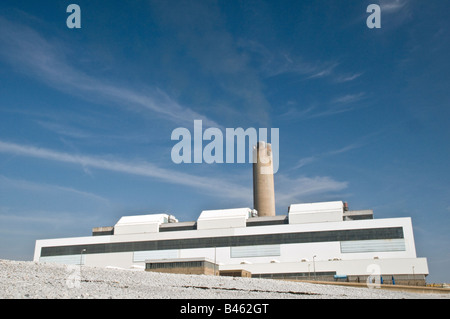 Aberthaw Power Station photographié à partir de la plage de galets sur une journée ensoleillée en Septembre Banque D'Images