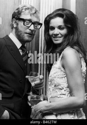 Caine, Michael, * 14.3.1933, acteur britannique, demi-longueur, avec Florinda Bolkan, à la réception des stars de 'A Last Valley', Londres, 12.8.1969, Banque D'Images