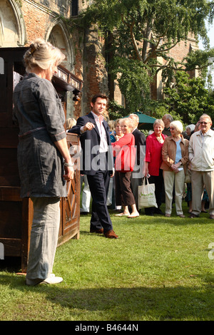 Julian Bly pendant le tournage de la BBC TV Le programme Roadshow Antiquités avec les membres de l'audience publique au Wells Somerset 2008 Banque D'Images