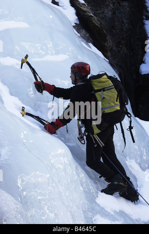 Grimpeur sur glace ordre croissant un pitch dans le langtang Himalaya, Népal Banque D'Images