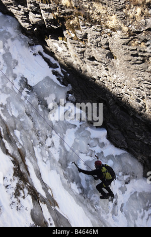 Grimpeur sur glace ordre croissant un pitch dans le langtang Himalaya, Népal Banque D'Images