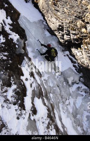 Grimpeur sur glace ordre croissant un pitch dans le langtang Himalaya, Népal Banque D'Images