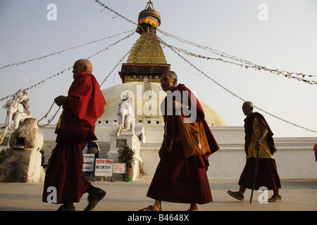 Trois moines bouddhistes en passant devant le grand stupa de Boudha au Népal Banque D'Images