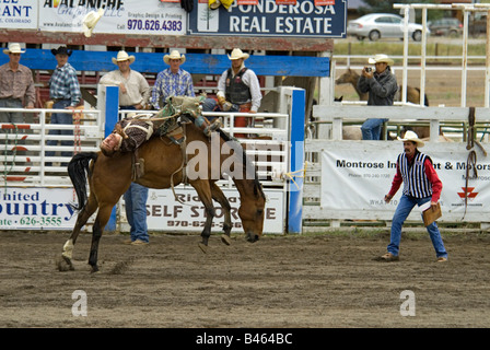 Une selle bronc rider 2008 Ouray County rodeo, Ridgway, Colorado-NOUS Banque D'Images