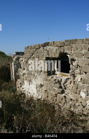Petit hangar à l'abandon dans le champ de propriété sur l'île de Ventotene, italie Banque D'Images
