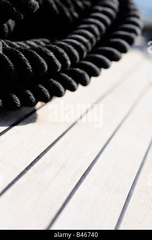 Corde noire sur le pont en teck à bord d'un super yacht. Photo par Patrick Steel patricksteel Banque D'Images