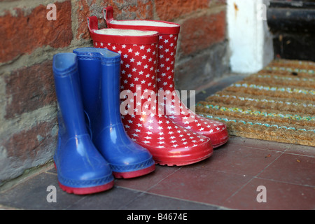 2 paires de bottes welly sur la porte gauche Banque D'Images