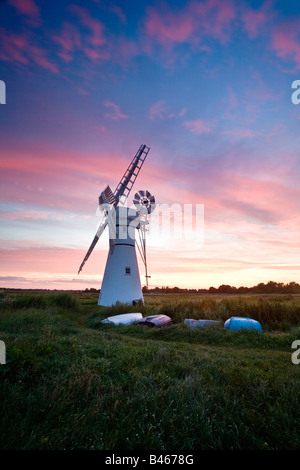 Un spectaculaire lever du soleil d'été sur le Moulin Derrière Thurne Norfolk et Suffolk Broads Banque D'Images