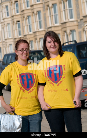 Deux femmes bénévoles à l'université d'Aberystwyth au cours Freshers Week aide les nouveaux étudiants à trouver leurs repères au collège Banque D'Images