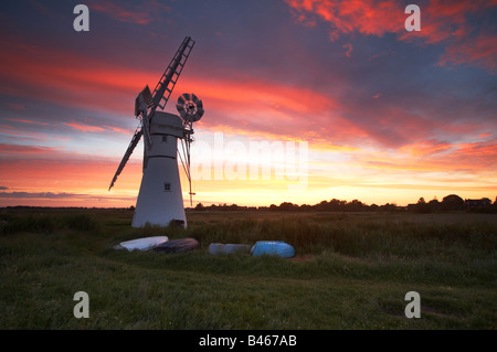 Un spectaculaire lever du soleil d'été sur le Moulin Derrière Thurne Norfolk et Suffolk Broads Banque D'Images