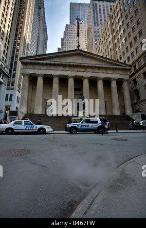 Federal Hall avec statue de George Washington. Vapeur s'échappant du système d'égout en premier plan Wall Street, New York, Banque D'Images