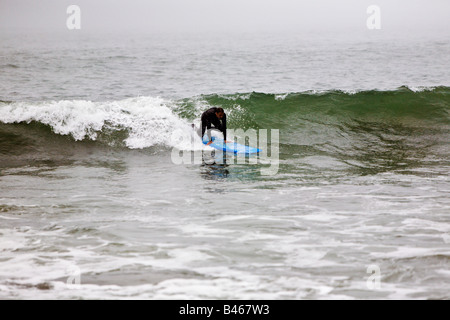 Les vagues de surf de Far Rockaway Beach pendant très jour brumeux New York USA Banque D'Images