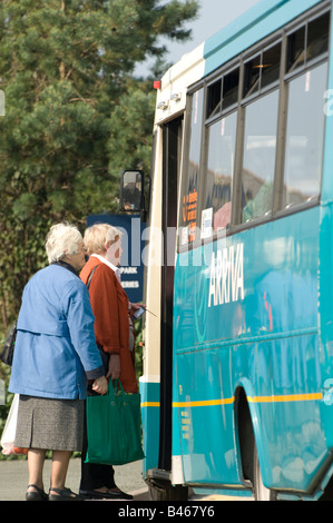 Deux femmes âgées de passagers à l'arrêt de bus sur le point de monter à bord d'un bus d'Arriva au Pays de Galles Galles Aberystwyth UK, après-midi d'été Banque D'Images