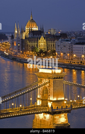 Le Pont des chaînes Széchenyi Budapest Danube au Parlement avec en arrière-plan sur la partie Pest de river Banque D'Images