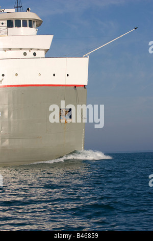 Une vue de côté de l'arc et de la maison de pilotage d'un cargo des Grands Lacs traverser le lac St Clair, au Michigan. Banque D'Images