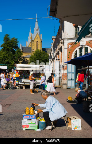 Vendeur féminin au marché plein air à Liepaja Lettonie Europe Banque D'Images