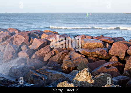 Vagues se brisant sur la jetée rocheuse au littoral de la mer Baltique à Liepaja Lettonie Banque D'Images