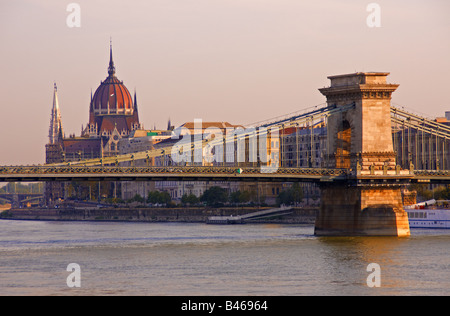 Le Pont des chaînes Széchenyi Budapest Danube plus avec le Parlement dans le contexte le côté Pest Banque D'Images