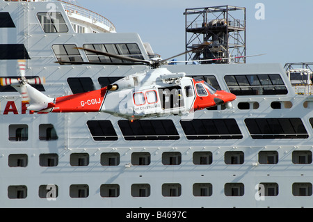 Garde côtière canadienne d'hélicoptères de recherche et de sauvetage sur l'exercice avec la Queen Mary 2 quais de Southampton England UK Banque D'Images