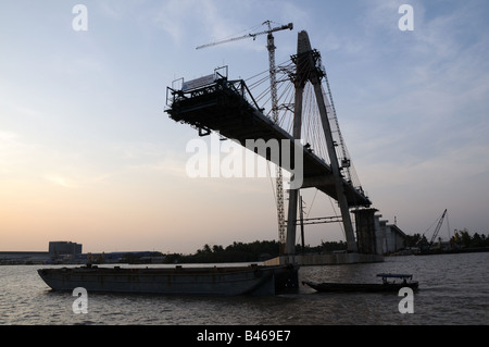 Nouvelle suspension bridge en construction sur le Mékong Vietnam Banque D'Images