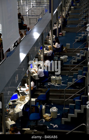 Contrôler dans un bureau à l'aéroport d'Athènes Grèce Banque D'Images