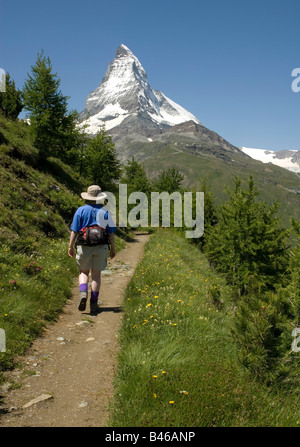 Marcher au milieu de la magnifique paysage alpin au-dessus de Zermatt en Suisse, avec le Cervin dominant Banque D'Images