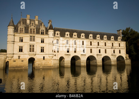 La face ouest de l'arches gracieuses de Château de Chenonceau reflète dans l'eau douce de la rivière du Cher, vallée de la Loire Banque D'Images