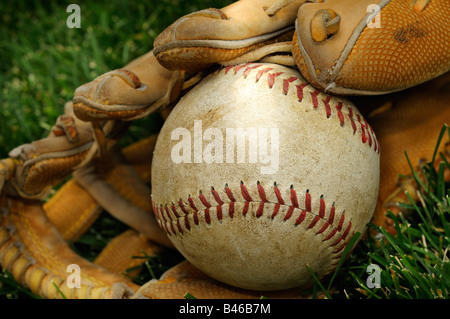 Ancien joueur américain de baseball et sacs en cuir sur fond d'herbe un gant Banque D'Images