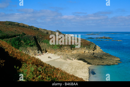 Vue sur la baie de la plage de sable de falaise rochers Personnes vert et brun bracken mer bleue et le ciel de la baie de BELVOIR HERM CHANNEL ISLES Banque D'Images