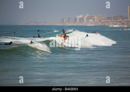 Les vagues de surf de Far Rockaway Beach sur une journée très chaude de juin Far Rockaway Beach Queens New York USA Banque D'Images