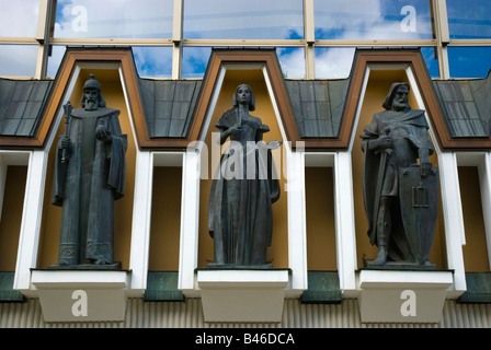 Sculptures sur le côté de l'Opéra et Ballet Theatre à Vilnius Lituanie Europe Banque D'Images