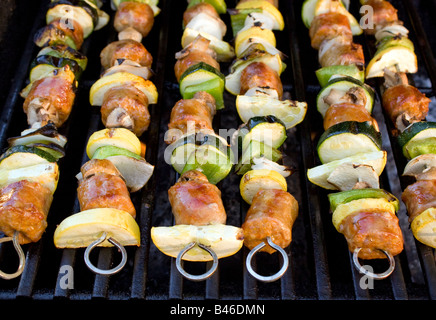 Shish kebabs saucisses en brochettes cuisson sur le grill Banque D'Images