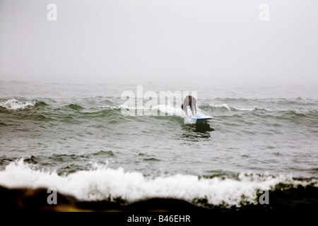 Les vagues de surf de Far Rockaway Beach pendant très jour brumeux New York USA Banque D'Images