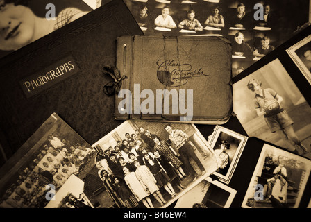 Une collection de photos de la classe vintage avec un ancien album photo et un livre d'autographes de classe Banque D'Images