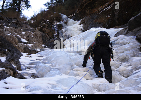 Grimpeur sur glace ordre croissant un pitch dans le langtang Himalaya, Népal Banque D'Images