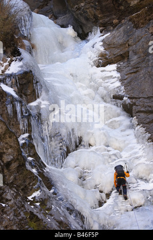 Grimpeur sur glace ordre croissant un pitch dans le langtang Himalaya, Népal Banque D'Images