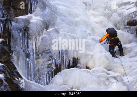 Grimpeur sur glace ordre croissant un pitch dans le langtang Himalaya, Népal Banque D'Images