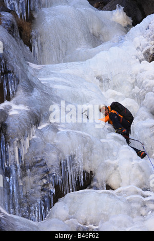 Grimpeur sur glace ordre croissant un pitch dans le langtang Himalaya, Népal Banque D'Images