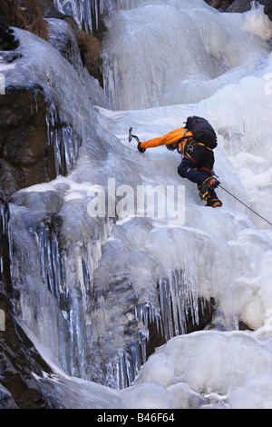 Grimpeur sur glace ordre croissant un pitch dans le langtang Himalaya, Népal Banque D'Images