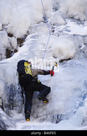 Grimpeur sur glace ordre croissant un pitch dans le langtang Himalaya, Népal Banque D'Images